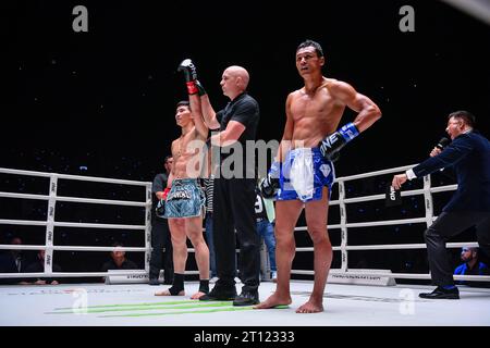 Bangkok, Thailandia. 7 ottobre 2023. Tawanchai PK Saenchai (L) e Jo Nattawut della Thailandia visti in azione durante ONE Fight Night 15 al Lumpinee Boxing Stadium. (Immagine di credito: © Amphol Thongmueangluang/SOPA Images via ZUMA Press Wire) SOLO PER USO EDITORIALE! Non per USO commerciale! Foto Stock