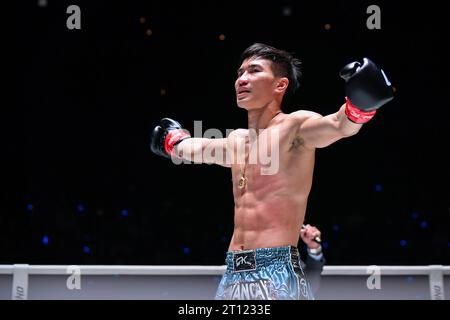 Bangkok, Thailandia. 7 ottobre 2023. Il Tawanchai PK Saenchai, della Thailandia, ondeggia davanti al pubblico durante la serata One Fight Night 15 al Lumpinee Boxing Stadium. (Immagine di credito: © Amphol Thongmueangluang/SOPA Images via ZUMA Press Wire) SOLO PER USO EDITORIALE! Non per USO commerciale! Foto Stock