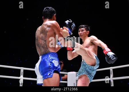 Bangkok, Thailandia. 7 ottobre 2023. Tawanchai PK Saenchai (R) e Jo Nattawut della Thailandia, visti in azione durante ONE Fight Night 15 al Lumpinee Boxing Stadium. (Immagine di credito: © Amphol Thongmueangluang/SOPA Images via ZUMA Press Wire) SOLO PER USO EDITORIALE! Non per USO commerciale! Foto Stock