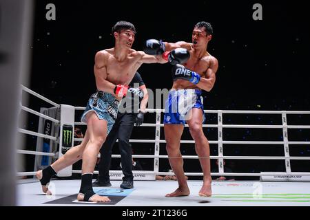 Bangkok, Thailandia. 7 ottobre 2023. Tawanchai PK Saenchai (L) e Jo Nattawut della Thailandia visti in azione durante ONE Fight Night 15 al Lumpinee Boxing Stadium. (Immagine di credito: © Amphol Thongmueangluang/SOPA Images via ZUMA Press Wire) SOLO PER USO EDITORIALE! Non per USO commerciale! Foto Stock