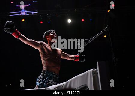 Bangkok, Thailandia. 7 ottobre 2023. Il Tawanchai PK Saenchai, della Thailandia, ondeggia davanti al pubblico durante la serata One Fight Night 15 al Lumpinee Boxing Stadium. (Immagine di credito: © Amphol Thongmueangluang/SOPA Images via ZUMA Press Wire) SOLO PER USO EDITORIALE! Non per USO commerciale! Foto Stock