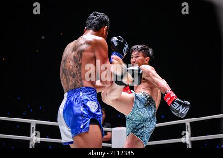 Bangkok, Thailandia. 7 ottobre 2023. Tawanchai PK Saenchai (R) e Jo Nattawut della Thailandia, visti in azione durante ONE Fight Night 15 al Lumpinee Boxing Stadium. (Immagine di credito: © Amphol Thongmueangluang/SOPA Images via ZUMA Press Wire) SOLO PER USO EDITORIALE! Non per USO commerciale! Foto Stock