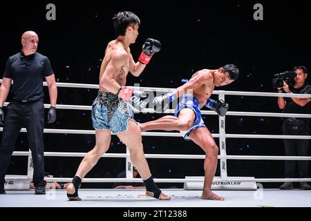 Bangkok, Thailandia. 7 ottobre 2023. Jo Nattawut (R) e Tawanchai PK Saenchai della Thailandia, visti in azione durante il ONE Fight Night 15 al Lumpinee Boxing Stadium. (Immagine di credito: © Amphol Thongmueangluang/SOPA Images via ZUMA Press Wire) SOLO PER USO EDITORIALE! Non per USO commerciale! Foto Stock