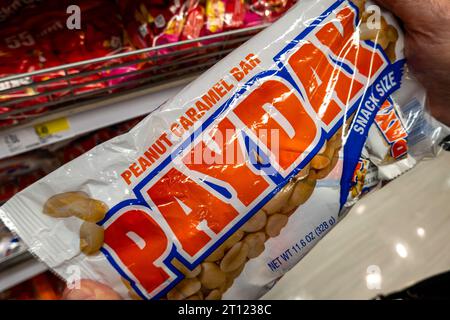 Sacchetti di snack e biscotti, riempite gli scaffali durante le vendite di Halloween. 2023, Stati Uniti. Foto Stock