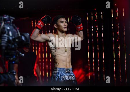 Bangkok, Thailandia. 7 ottobre 2023. Il Tawanchai PK Saenchai, della Thailandia, ondeggia davanti al pubblico durante la serata One Fight Night 15 al Lumpinee Boxing Stadium. (Immagine di credito: © Amphol Thongmueangluang/SOPA Images via ZUMA Press Wire) SOLO PER USO EDITORIALE! Non per USO commerciale! Foto Stock