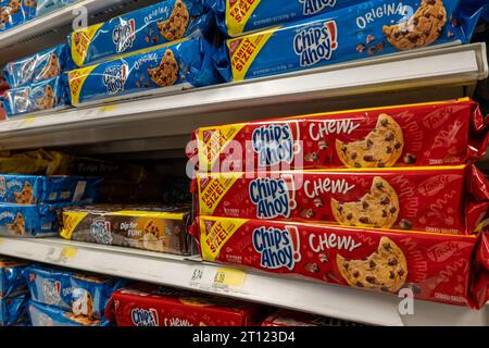 Sacchetti di snack e biscotti, riempite gli scaffali durante le vendite di Halloween. 2023, Stati Uniti. Foto Stock