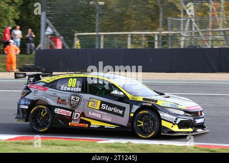 Jade Edwards - One Motorsport con Starline Racing - alla guida della Honda Civic Type R numero 99 nel BTCC 2023 a Brands Hatch nell'ottobre 2023 Foto Stock