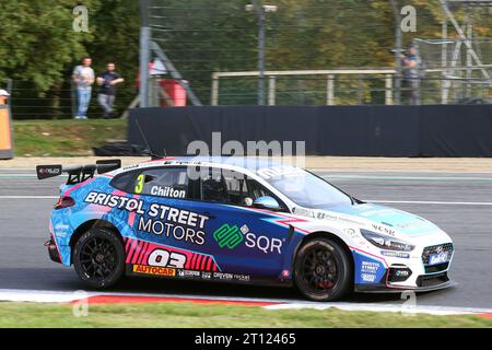 Tom Chilton - Bristol Street Motors con ExcelR8 - alla guida della Hyundai i30N numero 3 nel 2023 BTCC a Brands Hatch nell'ottobre 2023 Foto Stock