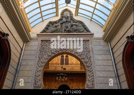 Arco in stile islamico sulla parte superiore di una porta interna. C'è una capitale di decorazione architettonica in cima alla struttura. Il soffitto del lucernario è realizzato in g Foto Stock