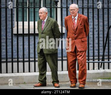 Londra, Regno Unito. 10 ottobre 2023. Il duo di artisti britannici Gilbert e George (Gilbert Prousch, a volte indicato come Proesch, e George Passmore) partecipano a un ricevimento al 10 Downing Street per celebrare i 20 anni della Frieze London Art Fair. Arrivano insieme ad altri invitati. Frieze 2023 inizierà ufficialmente domani con la sua giornata di anteprima. Crediti: Imageplotter/Alamy Live News Foto Stock