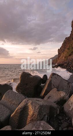 Costa di Küste bei Sonnenuntergang con vista al tramonto Foto Stock