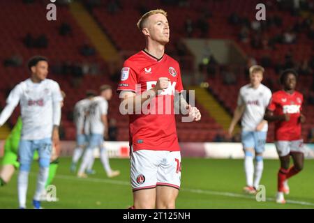 Londra, Inghilterra. 10 ottobre 2023. Charlie Kirk celebra il punteggio per il Charlton Athletic durante il match EFL Papa John's Trophy tra il Charlton Athletic e l'Aston Villa U21 al Valley. Kyle Andrews/Alamy Live News Foto Stock