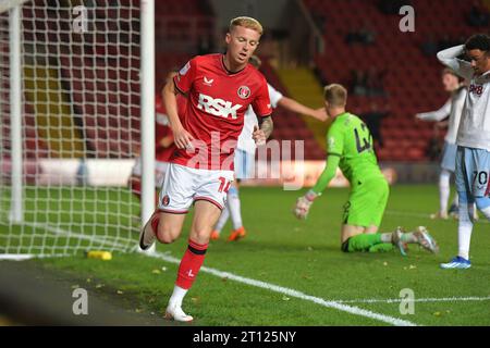 Londra, Inghilterra. 10 ottobre 2023. Charlie Kirk celebra il punteggio per il Charlton Athletic durante il match EFL Papa John's Trophy tra il Charlton Athletic e l'Aston Villa U21 al Valley. Kyle Andrews/Alamy Live News Foto Stock