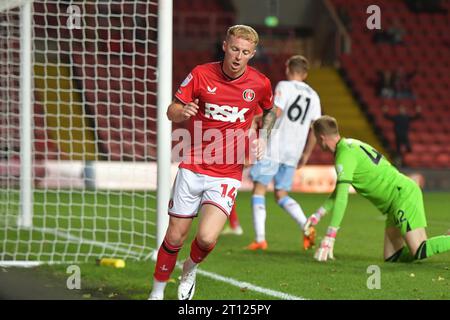 Londra, Inghilterra. 10 ottobre 2023. Charlie Kirk celebra il punteggio per il Charlton Athletic durante il match EFL Papa John's Trophy tra il Charlton Athletic e l'Aston Villa U21 al Valley. Kyle Andrews/Alamy Live News Foto Stock