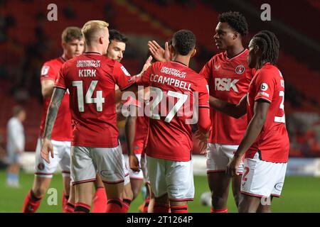 Londra, Inghilterra. 10 ottobre 2023. Charlie Kirk festeggia con i suoi compagni di squadra dopo aver segnato per il Charlton Athletic durante l'EFL Papa John's Trophy tra il Charlton Athletic e l'Aston Villa U21 al Valley. Kyle Andrews/Alamy Live News Foto Stock