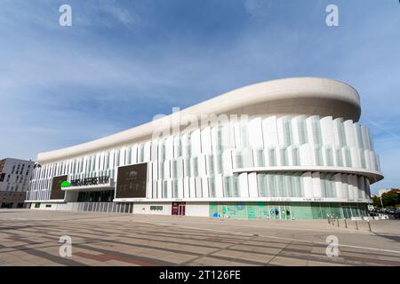 Vista dell'Arena la Défense di Parigi, nota anche come U Arena. Paris la Défense Arena è uno stadio sportivo al coperto e una sala concerti situato dietro l'Arche de la Defense Foto Stock