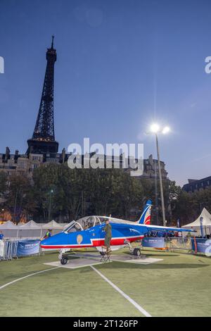 C) Denis TRASFI / MAXPPP - à Paris le 06-10-2023 VREDESTEIN les 20km de Paris - Alphajet de la patrouille de France devant la Tour Eiffel de nuit Foto Stock