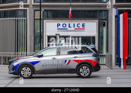 Veicolo di pattuglia della polizia nazionale francese parcheggiato di fronte all'ingresso della stazione di polizia nel quartiere Paris la Defense Foto Stock