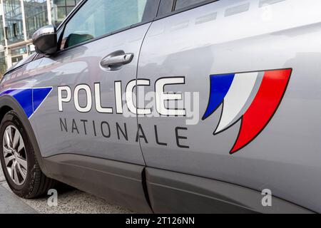 Primo piano di un contrassegno "Police Nationale" scritto in francese sul lato di un veicolo di pattuglia della polizia nazionale francese Foto Stock