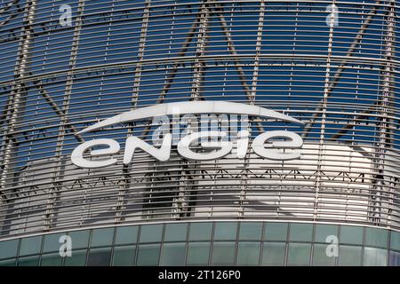 Firma e logo sulla torre che ospita la sede centrale di Engie, un gruppo industriale francese dell'energia, Paris la Défense, Francia Foto Stock