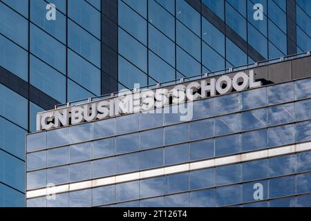 Cartello sull'edificio della ICN Business School, campus Paris la Défense. ICN Business School è una grande Ecole francese di management Foto Stock