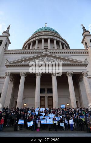 Menschen stehen mit Israelfahnen auf den Stufen der Nikolaikirche während einer Solidaritätskundgebung für Israel, alter Markt, Potsdam, 10. Oktober 2023. Solidaritätskundgebung für Israele a Potsdam *** le persone stanno con le bandiere israeliane sui gradini della chiesa di Nikolaikirche durante un raduno di solidarietà per Israele, Alter Markt, Potsdam, 10 ottobre 2023 raduno di solidarietà per Israele a Potsdam. Credito: Imago/Alamy Live News Foto Stock