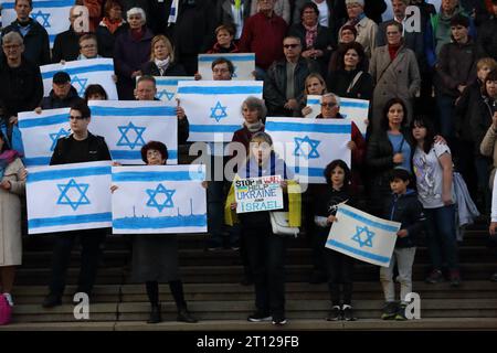Menschen stehen mit Israelfahnen auf den Stufen der Nikolaikirche während einer Solidaritätskundgebung für Israel, alter Markt, Potsdam, 10. Oktober 2023. Solidaritätskundgebung für Israele a Potsdam *** le persone stanno con le bandiere israeliane sui gradini della chiesa di Nikolaikirche durante un raduno di solidarietà per Israele, Alter Markt, Potsdam, 10 ottobre 2023 raduno di solidarietà per Israele a Potsdam. Credito: Imago/Alamy Live News Foto Stock