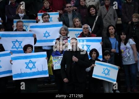 Ud Joffe Vorsitzender der Synagogengemeinde Potsdam und weitere Menschen stehen mit Israelfahnen auf den Stufen der Nikolaikirche während einer Solidaritätskundgebung für Israel, alter Markt, Potsdam, 10. Oktober 2023. Solidaritätskundgebung für Israele a Potsdam *** UD Joffe presidente della comunità sinagoga di Potsdam e altre persone stanno con le bandiere israeliane sui gradini della chiesa Nikolaikirche durante una manifestazione di solidarietà per Israele, Alter Markt, Potsdam, 10 ottobre 2023 solidarietà per Israele a Potsdam. Credito: Imago/Alamy Live News Foto Stock