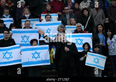 Ud Joffe Vorsitzender der Synagogengemeinde Potsdam und weitere Menschen stehen mit Israelfahnen auf den Stufen der Nikolaikirche während einer Solidaritätskundgebung für Israel, alter Markt, Potsdam, 10. Oktober 2023. Solidaritätskundgebung für Israele a Potsdam *** UD Joffe presidente della comunità sinagoga di Potsdam e altre persone stanno con le bandiere israeliane sui gradini della chiesa Nikolaikirche durante una manifestazione di solidarietà per Israele, Alter Markt, Potsdam, 10 ottobre 2023 solidarietà per Israele a Potsdam. Credito: Imago/Alamy Live News Foto Stock