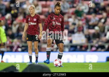 Nikita Parris n. 22 del Manchester United si riscalda prima della partita durante la partita di UEFA Women's Champions League 1st Leg Match tra Manchester United e Paris St Germain al Leigh Sports Stadium di Leigh martedì 10 ottobre 2023. (Foto: Mike Morese | mi News) crediti: MI News & Sport /Alamy Live News Foto Stock