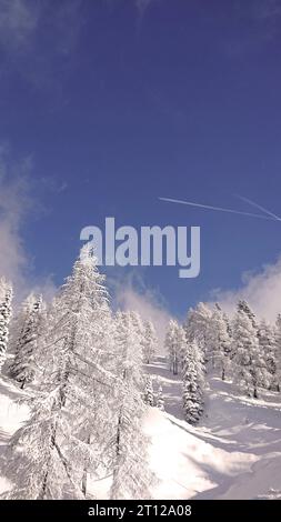 Inverno Berge Schneefall verschneite Landschaft tief winterliche Landschaft blauer Himmel Sonnenschein Österreich Kärnten Foto Stock