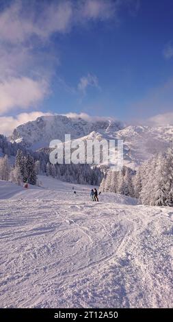 Inverno Berge Schneefall verschneite Landschaft tief winterliche Landschaft blauer Himmel Sonnenschein Österreich Kärnten Foto Stock