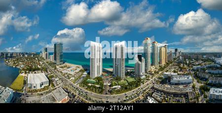 La soleggiata città di Isles Beach con lussuosi hotel e condomini e affollata Ocean Drive sulla costa atlantica. Infrastrutture turistiche americane in Foto Stock