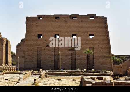 Luxor, Egitto - 8 ottobre 2021: Turisti tra le antiche rovine. Tour di gruppo con escursione al tempio di Karnak. Famoso punto di riferimento egiziano con decadenza Foto Stock