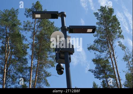 Telecamere di sorveglianza e un altoparlante su una lanterna moderna. Sistemi di sicurezza. Foto Stock