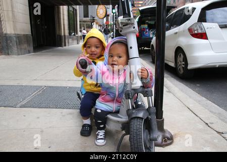 I bambini migranti giocano fuori dall'Inn of Chicago, che si trova a pochi passi dal Magnificent Mile e dal quartiere finanziario centrale, come visto qui il 10 ottobre 2022. Per oltre un anno, l'Inn of Chicago ha ospitato oltre 1.500 nuovi arrivi, questo ex hotel boutique è circondato da hotel di lusso, ristoranti ed è una delle principali aree turistiche. Due consiglieri del centro chiedono la chiusura di questo rifugio, citando crescenti lamentele da parte dei vicini. (Foto di: Alexandra Buxbaum/Sipa USA) credito: SIPA USA/Alamy Live News Foto Stock