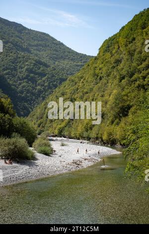 Villaggio turistico sul fiume Shala sul lago Komani, Albania settentrionale Foto Stock