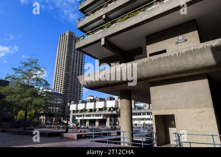 Una vista della Shakespeare Tower, del Barbican Centre e della Gilbert House da St Giles Terrace, da sinistra a destra. Il Barbican Estate è un esempio di spicco Foto Stock