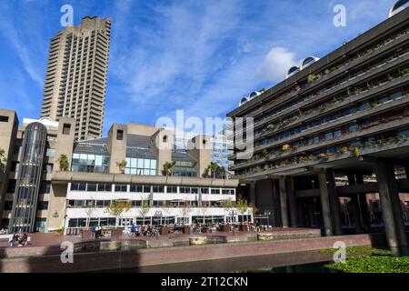 Una vista sul lago di fronte al Barbican Centre, con gli appartamenti Cromwell Tower sullo sfondo. Il Barbican Centre è rinomato Foto Stock