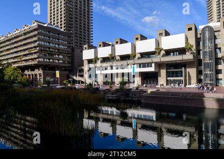 Una vista sul lago di fronte al Barbican Centre, con gli appartamenti Cromwell Tower sullo sfondo. Il Barbican Centre è rinomato Foto Stock