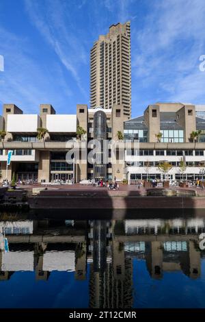 Una vista sul lago di fronte al Barbican Centre, con gli appartamenti Cromwell Tower sullo sfondo. Il Barbican Centre è rinomato Foto Stock