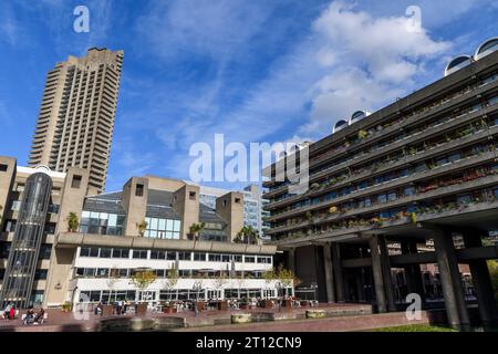 Una vista sul lago di fronte al Barbican Centre, con gli appartamenti Cromwell Tower sullo sfondo. Il Barbican Centre è rinomato Foto Stock