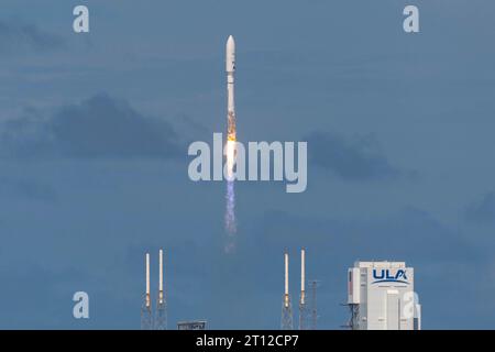 Cape Canaveral, Stati Uniti d'America. 6 ottobre 2023. Il razzo United Launch Alliance Atlas V 501 decolla trasportando la missione CA-01 Amazon Kuiper Protoflight dallo Space Launch Complex 41 alla Cape Canaveral Space Force Station, 6 ottobre 2023, a Cape Canaveral, Florida. Il razzo trasportò con successo la missione Amazon Project Kuiper Protoflight in Low Earth Orbit. Crediti: Joshua conti/US Space Force/Alamy Live News Foto Stock