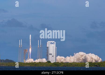 Cape Canaveral, Stati Uniti d'America. 6 ottobre 2023. Il razzo United Launch Alliance Atlas V 501 decolla trasportando la missione CA-01 Amazon Kuiper Protoflight dallo Space Launch Complex 41 alla Cape Canaveral Space Force Station, 6 ottobre 2023, a Cape Canaveral, Florida. Il razzo trasportò con successo la missione Amazon Project Kuiper Protoflight in Low Earth Orbit. Crediti: Joshua conti/US Space Force/Alamy Live News Foto Stock