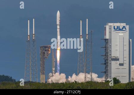 Cape Canaveral, Stati Uniti d'America. 6 ottobre 2023. Il razzo United Launch Alliance Atlas V 501 decolla trasportando la missione CA-01 Amazon Kuiper Protoflight dallo Space Launch Complex 41 alla Cape Canaveral Space Force Station, 6 ottobre 2023, a Cape Canaveral, Florida. Il razzo trasportò con successo la missione Amazon Project Kuiper Protoflight in Low Earth Orbit. Crediti: Joshua conti/US Space Force/Alamy Live News Foto Stock