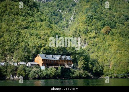 Hotel Riverside Komani Lake sulle rive del lago Komani nell'Albania settentrionale Foto Stock