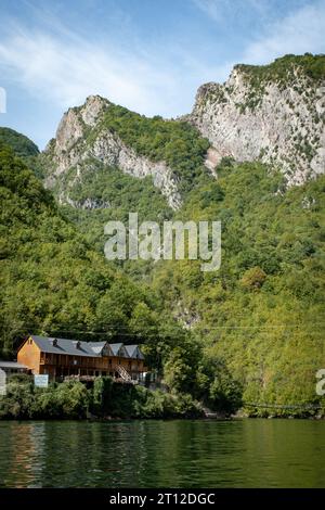 Hotel Riverside Komani Lake sulle rive del lago Komani nell'Albania settentrionale Foto Stock