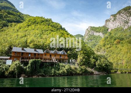 Hotel Riverside Komani Lake sulle rive del lago Komani nell'Albania settentrionale Foto Stock