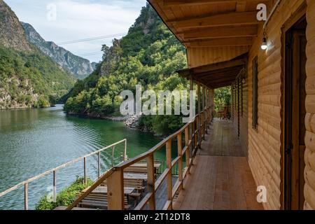 Hotel Riverside Komani Lake sulle rive del lago Komani nell'Albania settentrionale Foto Stock