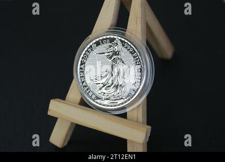 Moneta da 2 sterline d'argento sul cavalletto. Moneta d'argento fine Britania 2023. Investimenti e numismatica. Foto Stock